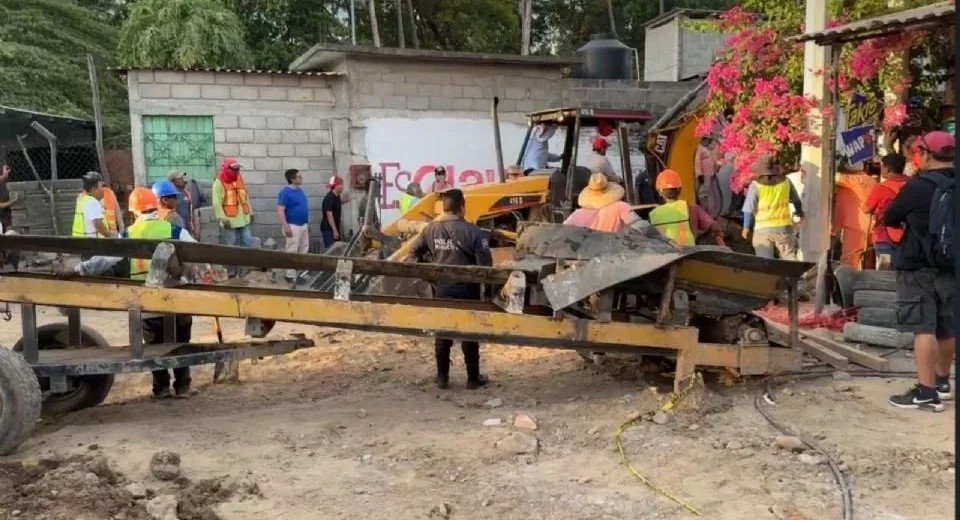 Recuperan los cuerpos de los hombres atrapados bajo tierra en Oaxaca