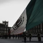 Alumnos hayan cuerpos junto a su secundaria en Acapulco