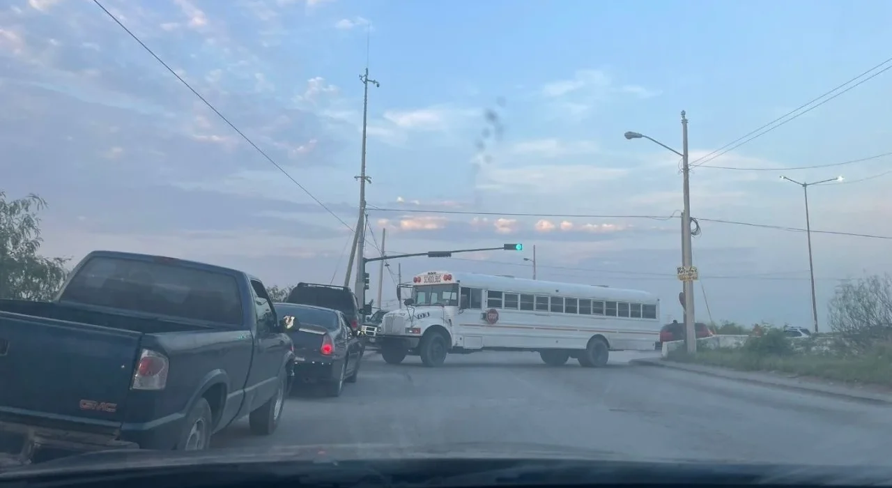 Usuarios afectados por bloqueos con unidades de transporte público Por otra parte, en redes sociales usuarios del transporte público compartieron imágenes sobre las largas filas para abordar los camiones y dirigirse hacia las empresas maquiladoras y escuelas, e informaban que no estaban saliendo debido a la situación. La autoridad informó esta trabajando en despejar las avenidas de Matamoros, Tamaulipas