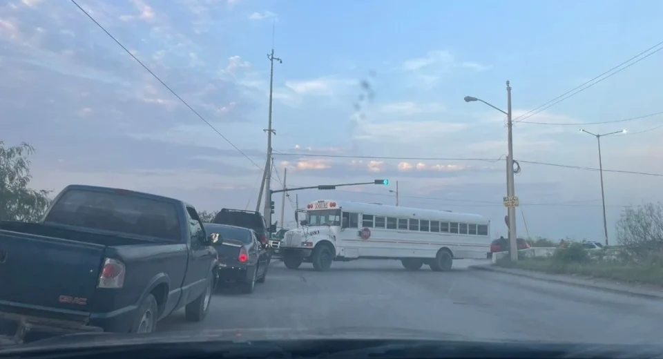 Usuarios afectados por bloqueos con unidades de transporte público Por otra parte, en redes sociales usuarios del transporte público compartieron imágenes sobre las largas filas para abordar los camiones y dirigirse hacia las empresas maquiladoras y escuelas, e informaban que no estaban saliendo debido a la situación. La autoridad informó esta trabajando en despejar las avenidas de Matamoros, Tamaulipas