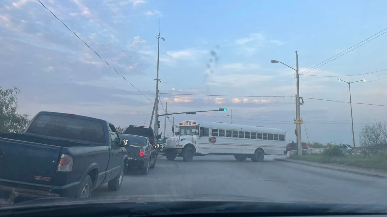 Usuarios afectados por bloqueos con unidades de transporte público Por otra parte, en redes sociales usuarios del transporte público compartieron imágenes sobre las largas filas para abordar los camiones y dirigirse hacia las empresas maquiladoras y escuelas, e informaban que no estaban saliendo debido a la situación. La autoridad informó esta trabajando en despejar las avenidas de Matamoros, Tamaulipas