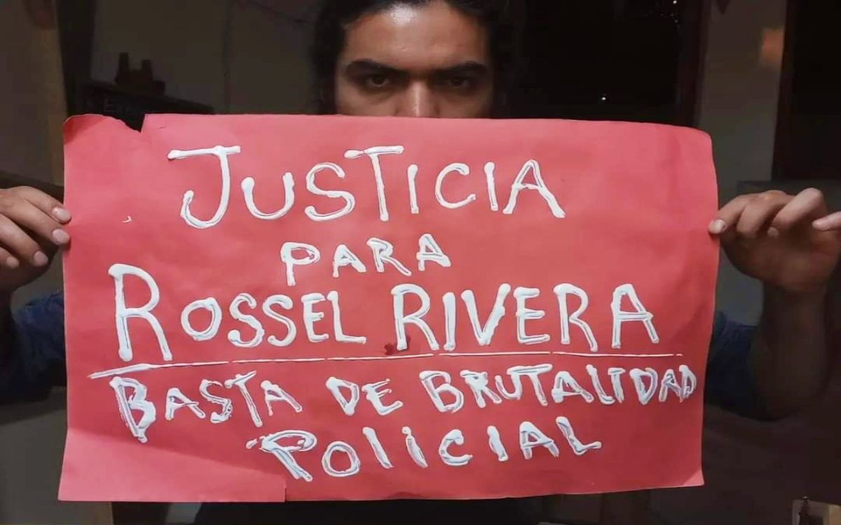 La transmisión duró 30 segundos y muestra cómo policías, detrás de sus escudos lanzan objetos desde la zona que mantienen asegurada. También en momento en que otras personas se acercan a auxiliar a Rosseel Rivera. A través de redes sociales, integrantes de la UJRM expusieron la situación, y su posicionamiento para exigir justicia.