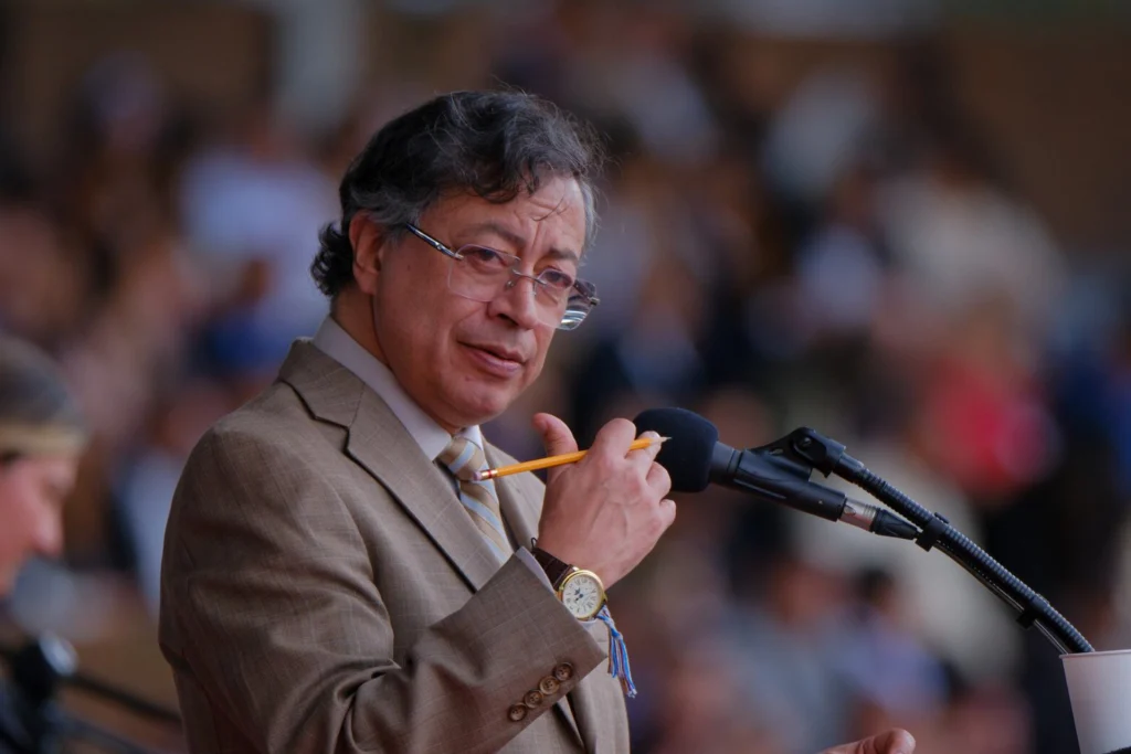 Petro descarta intervención militar en Venezuela y advierte impacto petrolero para la región.