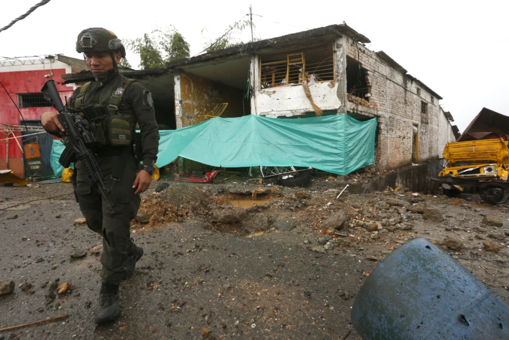 Disidencias de las FARC atacan puntos clave en Cauca y dejan muertos, daños a la fuerza pública y a la infraestructura.