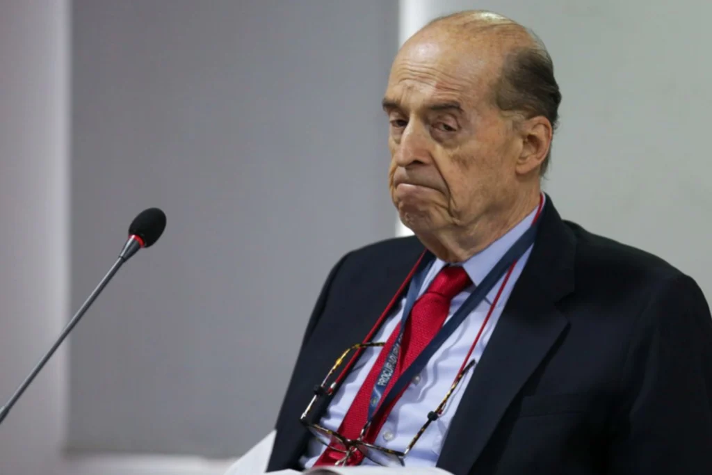 Fiscalía imputa a Álvaro Leyva por el escándalo de pasaportes: política bajo la lupa.