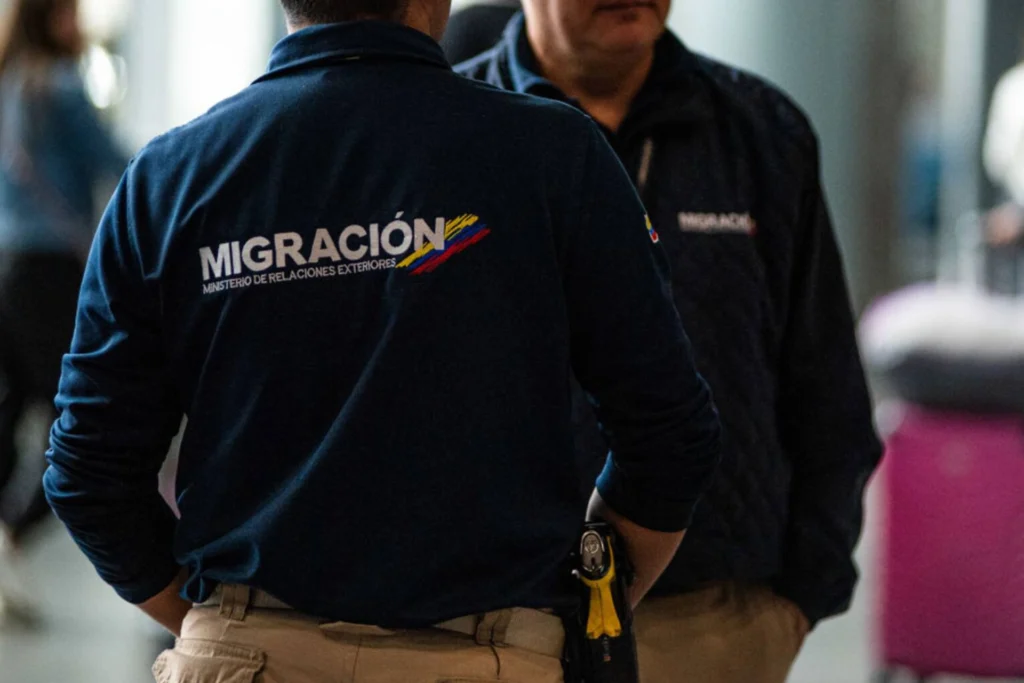 Funcionario de Migración Colombia destituido e inhabilitado por facilitar tráfico de migrantes.