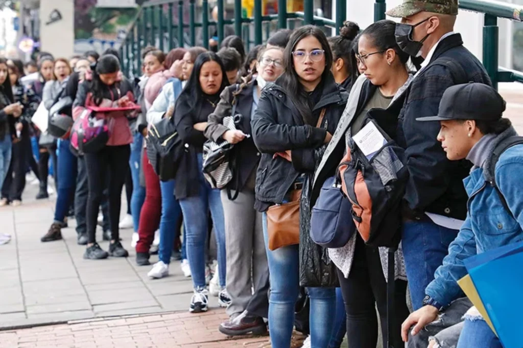 Tasa de desempleo en Colombia cae a 7,0% en noviembre, el nivel más bajo en una década.