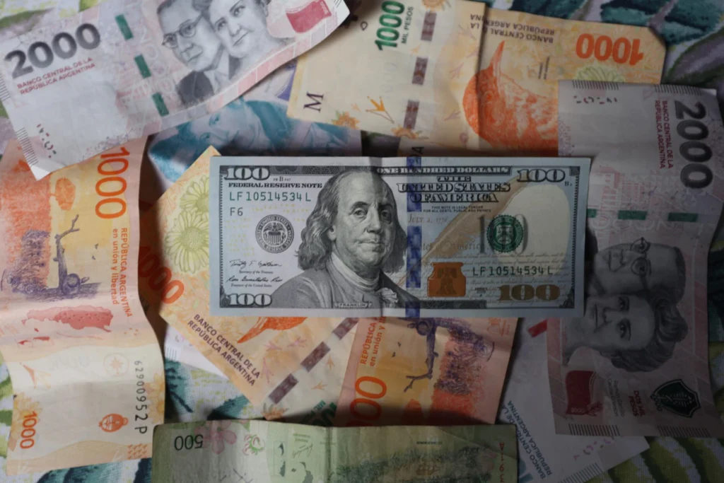 La nueva ley en Argentina que facilita el blanqueo de dólares genera críticas y preocupaciones económicas.