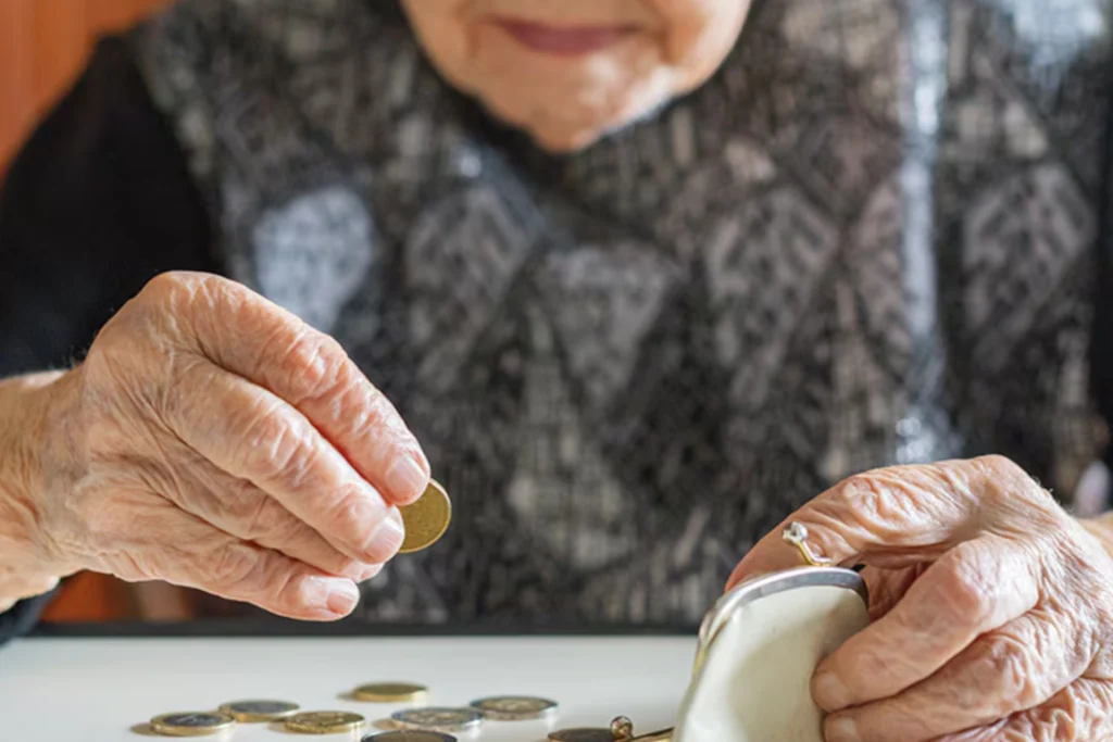 Procuraduría advierte riesgos en plan de Petro para traer el ahorro pensional del exterior.