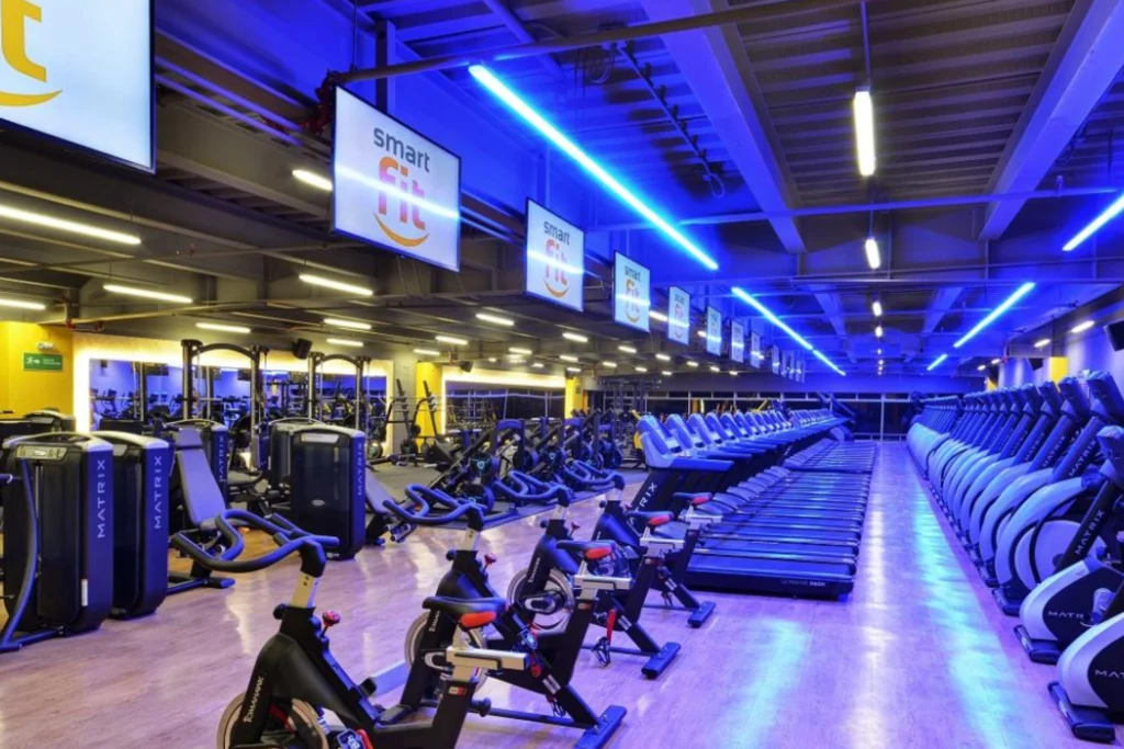 Smart Fit continúa en Colombia pese a la salida de uno de sus principales inversionistas Fachada de un gimnasio Smart Fit en Colombia tras anuncio de salida de inversionista.
