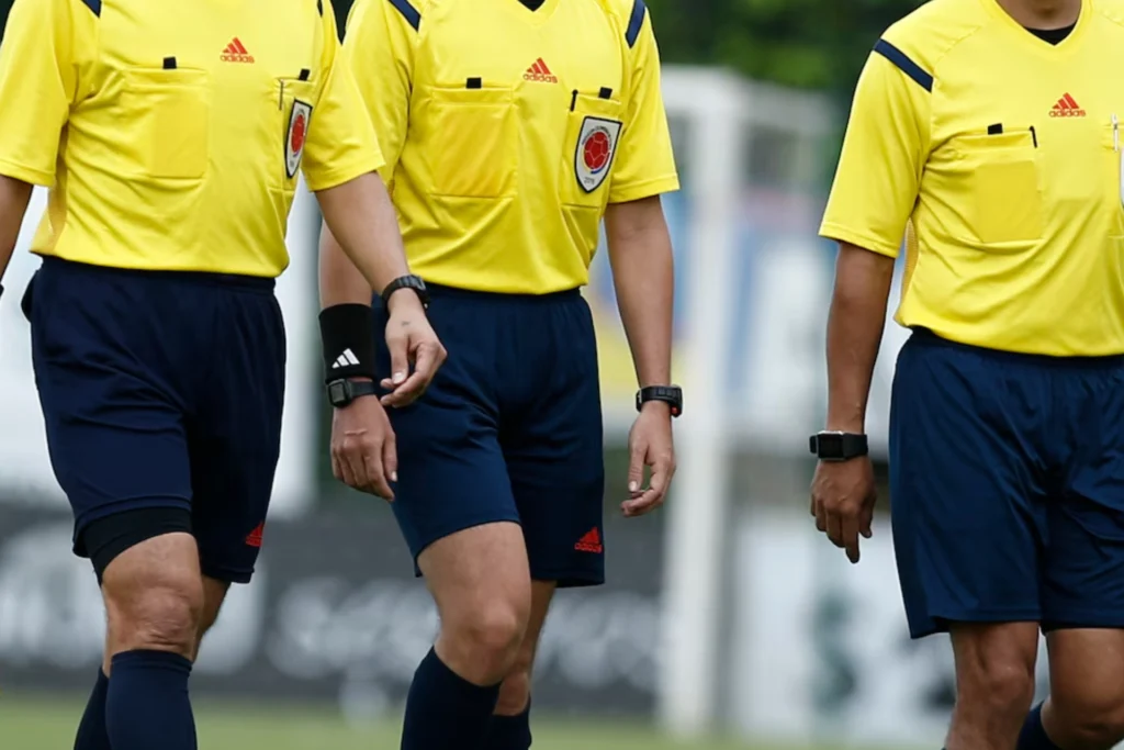 Denuncian supuestos pagos a árbitros para influir resultados en el fútbol colombiano