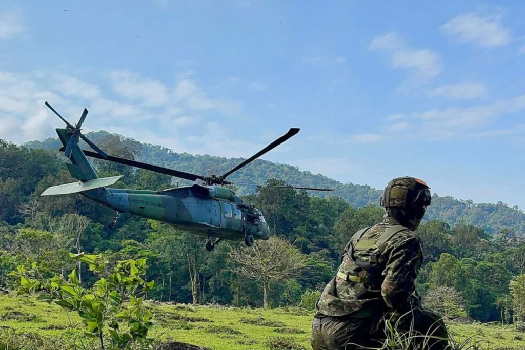 Drones explosivos atacan base militar en Bolívar y dejan varios heridos.