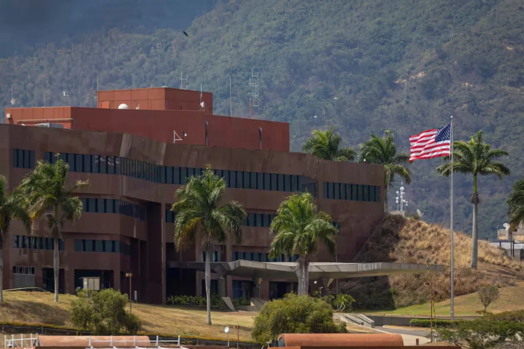 EE. UU. reabre su embajada en Venezuela tras años de cierre