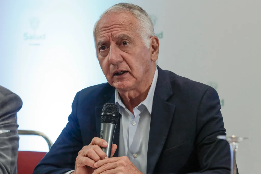 Procuraduría investiga al ministro de Salud por presunta participación en política en medio de la crisis del sistema
