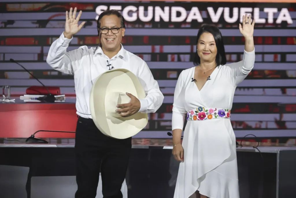 Fujimori y Sánchez protagonizan una de las elecciones más reñidas de Perú