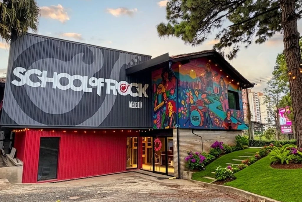 La escuela de rock más grande del mundo abrió sede en Medellín y ya suma más de 100 alumnos
