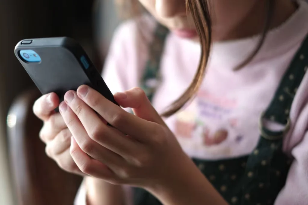 Colombia da un paso para proteger a los menores en internet: así cambia la seguridad digital para niños y adolescentes