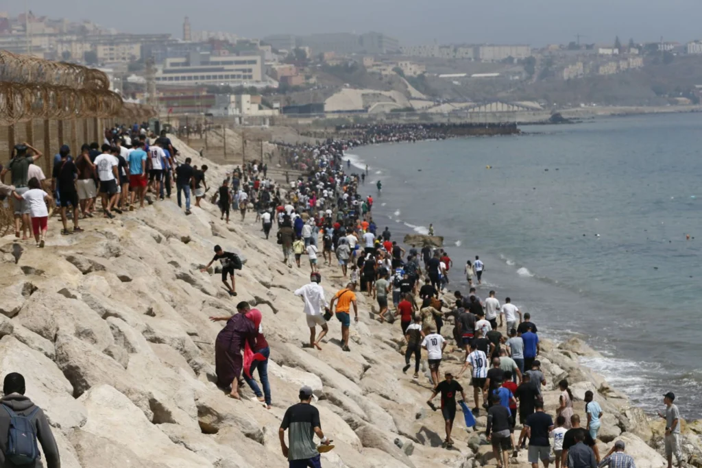 Crisis migratoria en Ceuta: España cifra en 50.000 las entradas irregulares y asegura que la mitad ya regresó a Marruecos