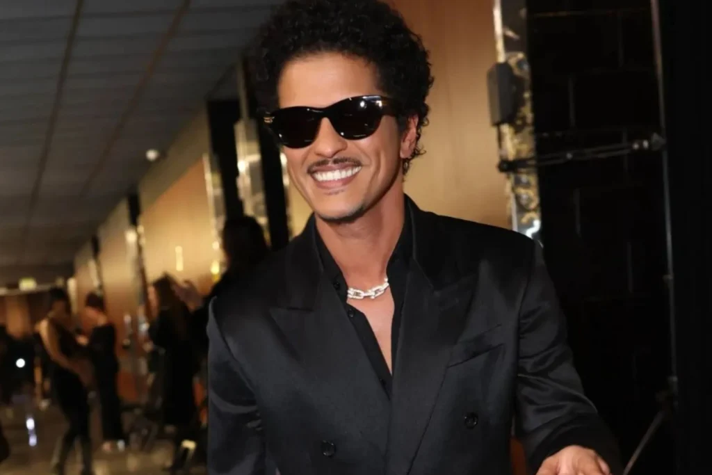 Bruno Mars vende entradas para escuchar el concierto sin poder verlo: ¿el nuevo límite del negocio musical?