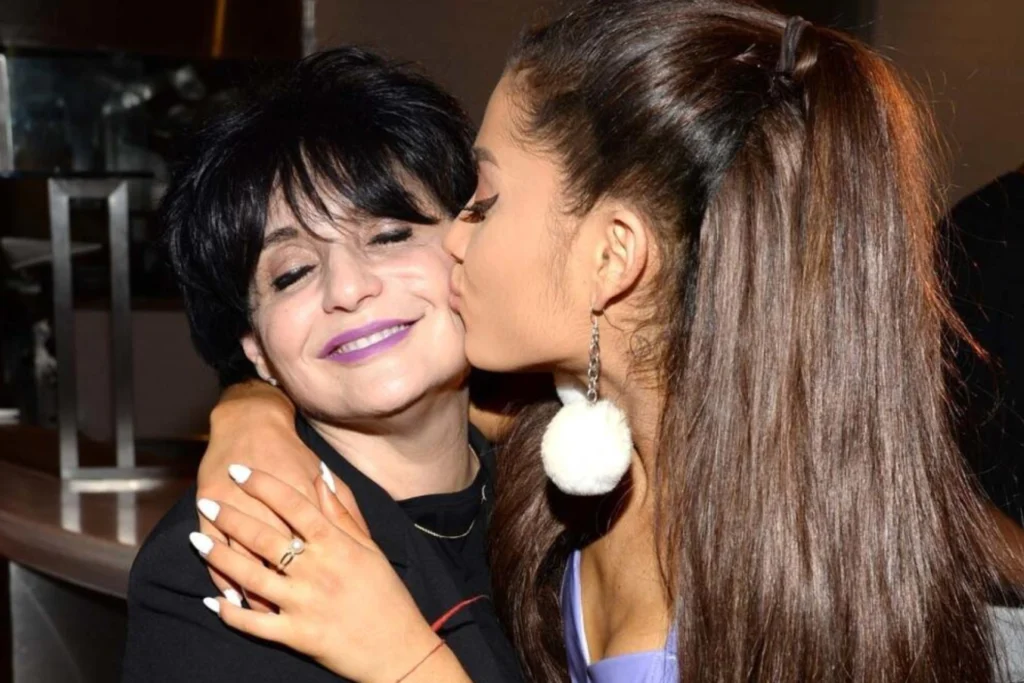 Madre de Ariana Grande rompe el silencio tras las críticas sobre la salud de la cantante