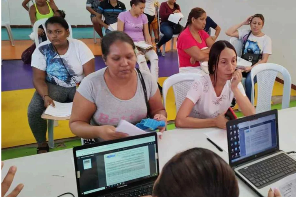 Renta Ciudadana, Colombia Mayor y otros subsidios: los programas sociales que seguirán con el nuevo Gobierno Colombianos gestionando subsidios