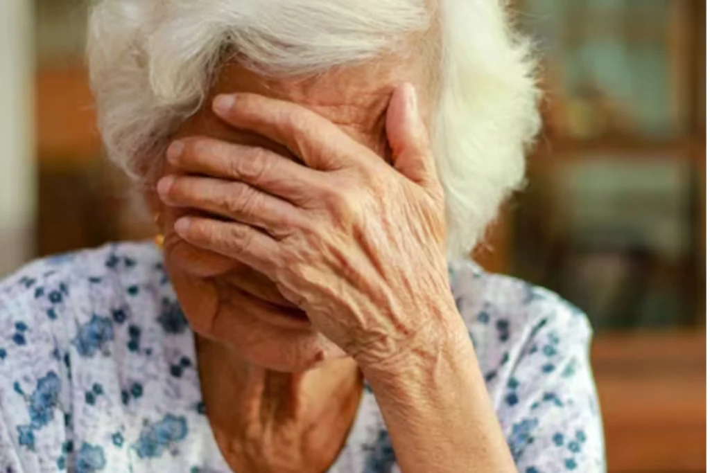 Pensionados ahogados en libranzas: la salida legal que pocos conocen Jubilada colombiana preocupada
