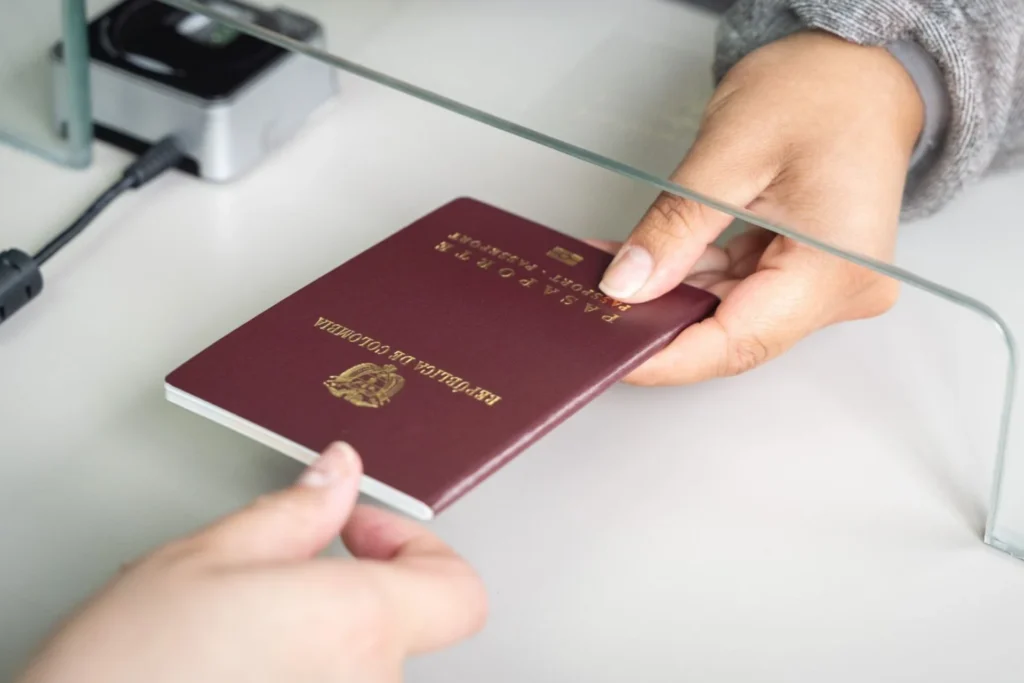 Los pasaportes en Colombia enfrentan un nuevo problema que podría afectar a los viajeros