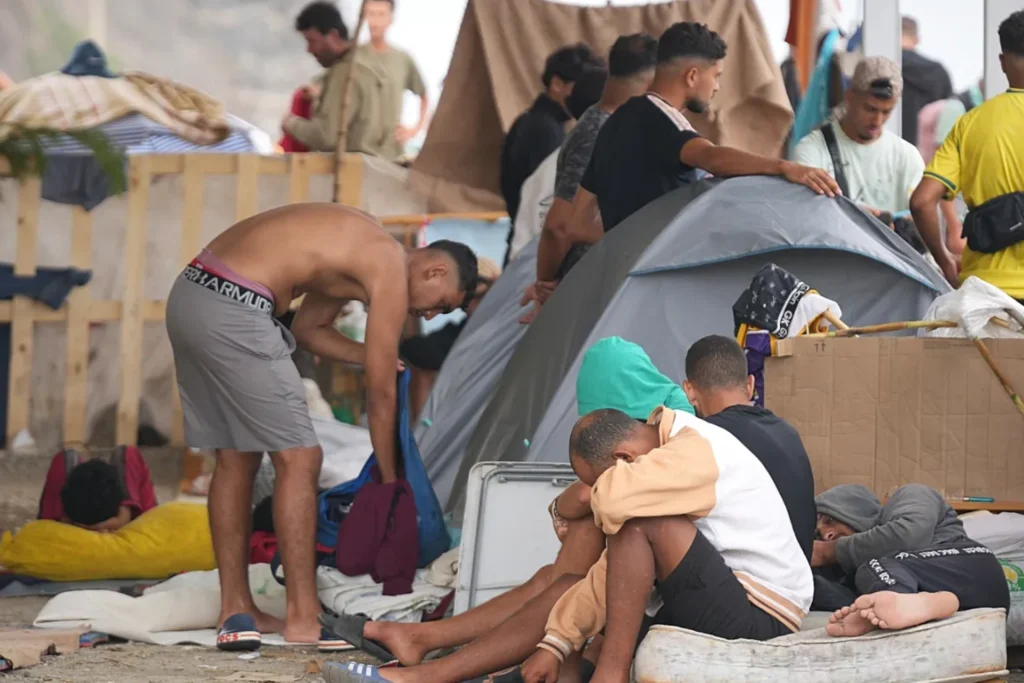 Migrantes en Ceuta son trasladados a carpas temporales en medio de tensión