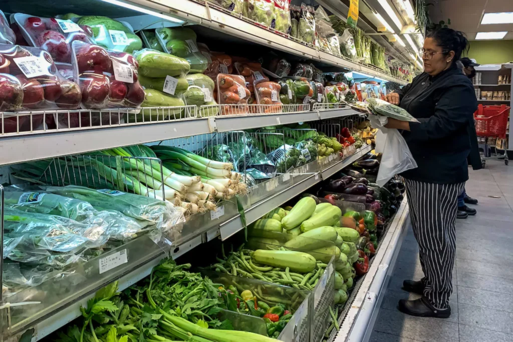 Los precios subieron más de lo esperado en agosto según el último dato de la inflación Mujer compra mercado