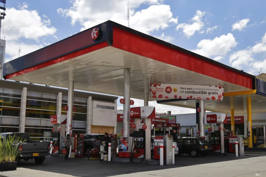 ¿Subirá la gasolina en Colombia en octubre? Esto se sabe al terminar el congelamiento de septiembre Gasolinera