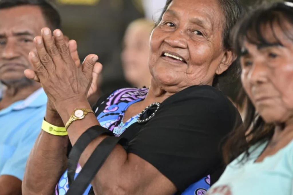 Colombia Mayor confirma la fecha del nuevo pago de octubre del subsidio de hasta $230.000 Mujer mayor sonriente aplaudiendo