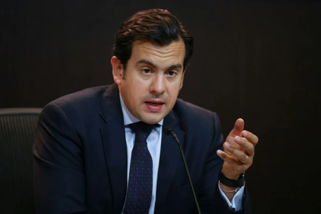 Ministro Lara denuncia posibles irregularidades en contratos de Bomberos por $62.000 millones