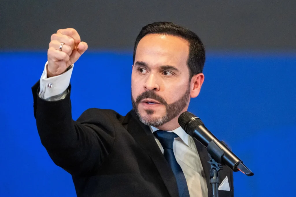 Abelardo de la Espriella con el brazo levantado y puño cerrado