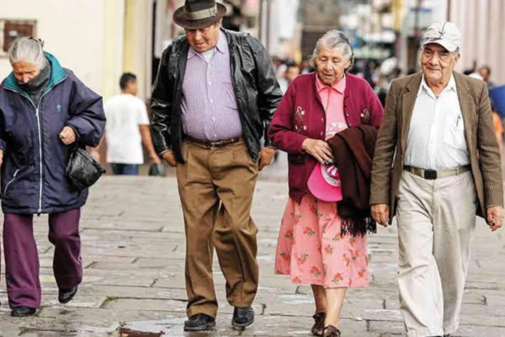 Colombia Mayor sigue sin fecha para el próximo pago y esto deben saber los beneficiarios Cuatro personas mayores caminando por la calle
