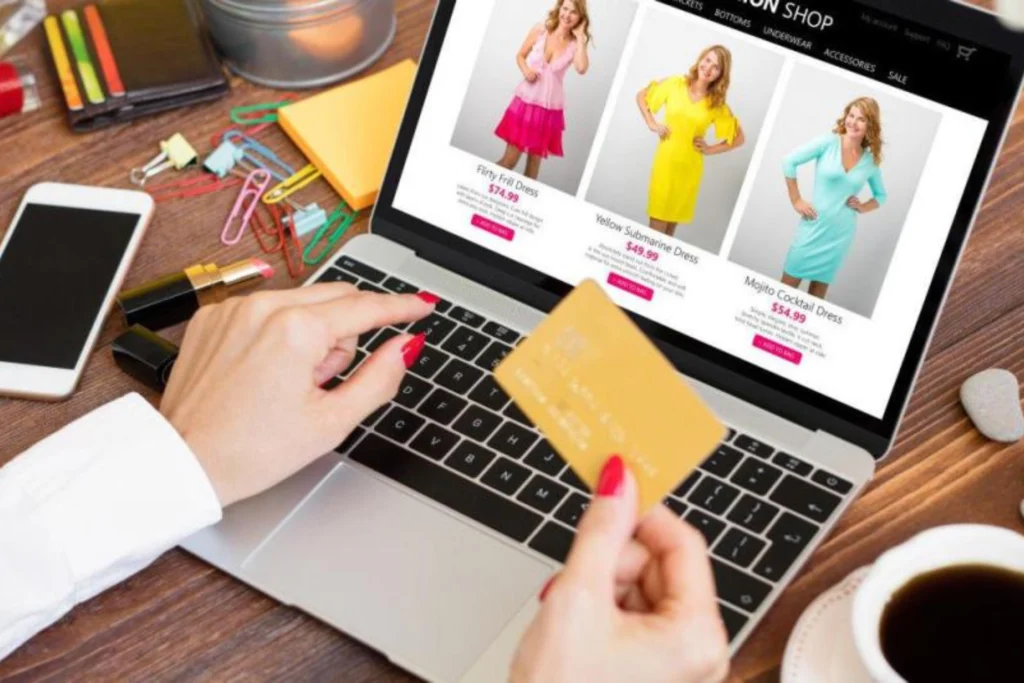 Compras por internet en Colombia y los derechos que puede reclamar si algo sale mal Manos de mujer sobre teclado haciendo una compra por internet