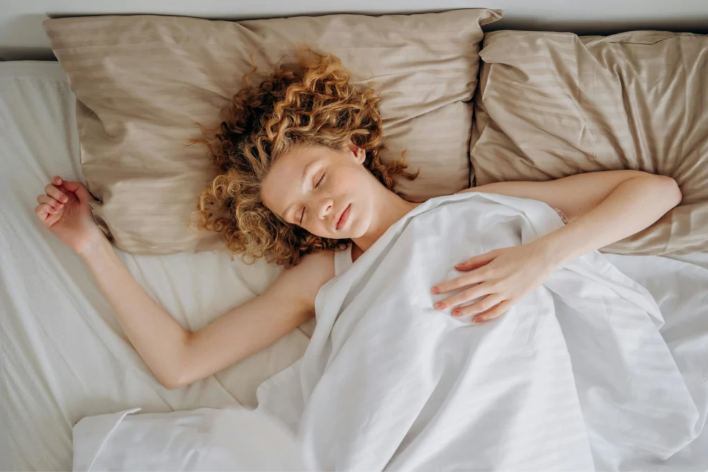 Mujer durmiendo en la cama