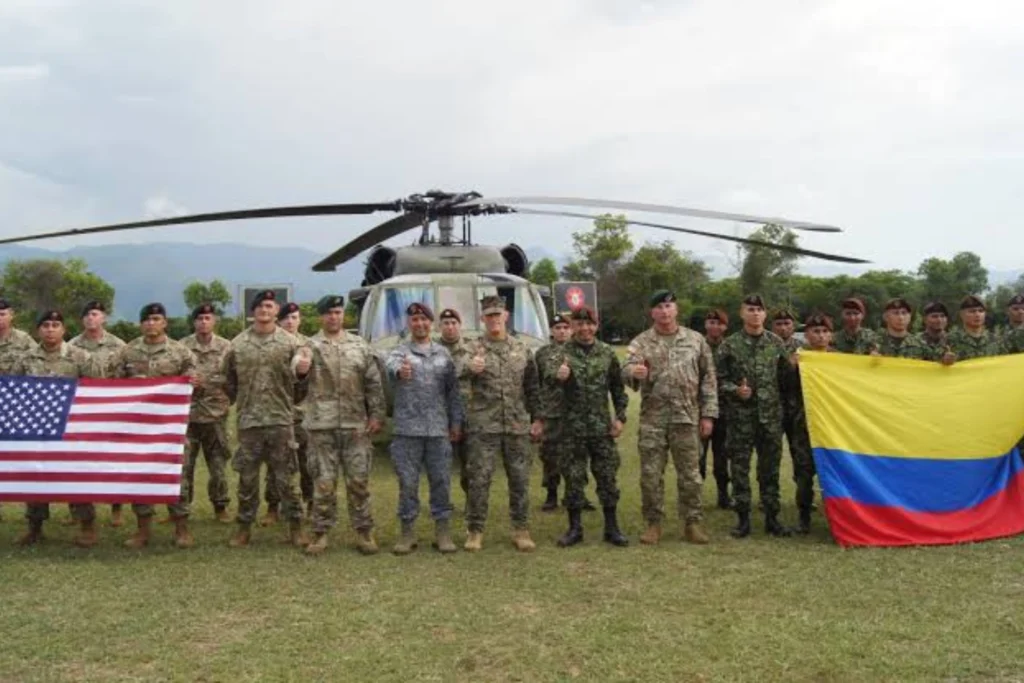 Más de 300 militares de Estados Unidos llegarán a Colombia este martes, ¿cuál es la misión? Ejército estadounidense y colombiano formado con banderas de cada país