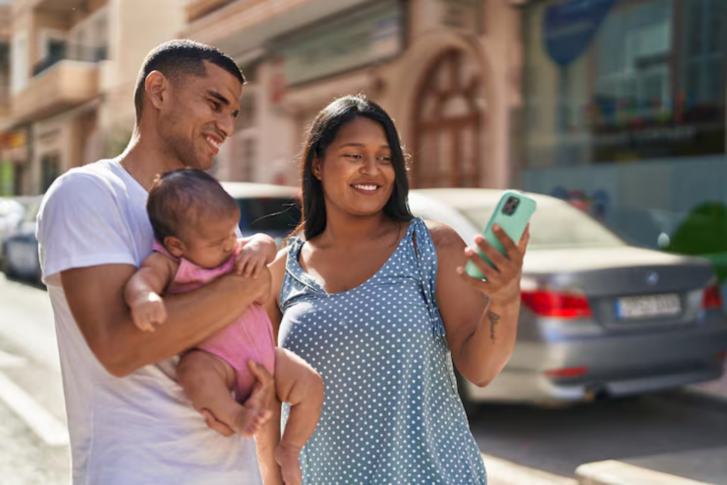 Planes económicos para disfrutar en familia durante el fin de semana Familia colombiana sacándose una selfie