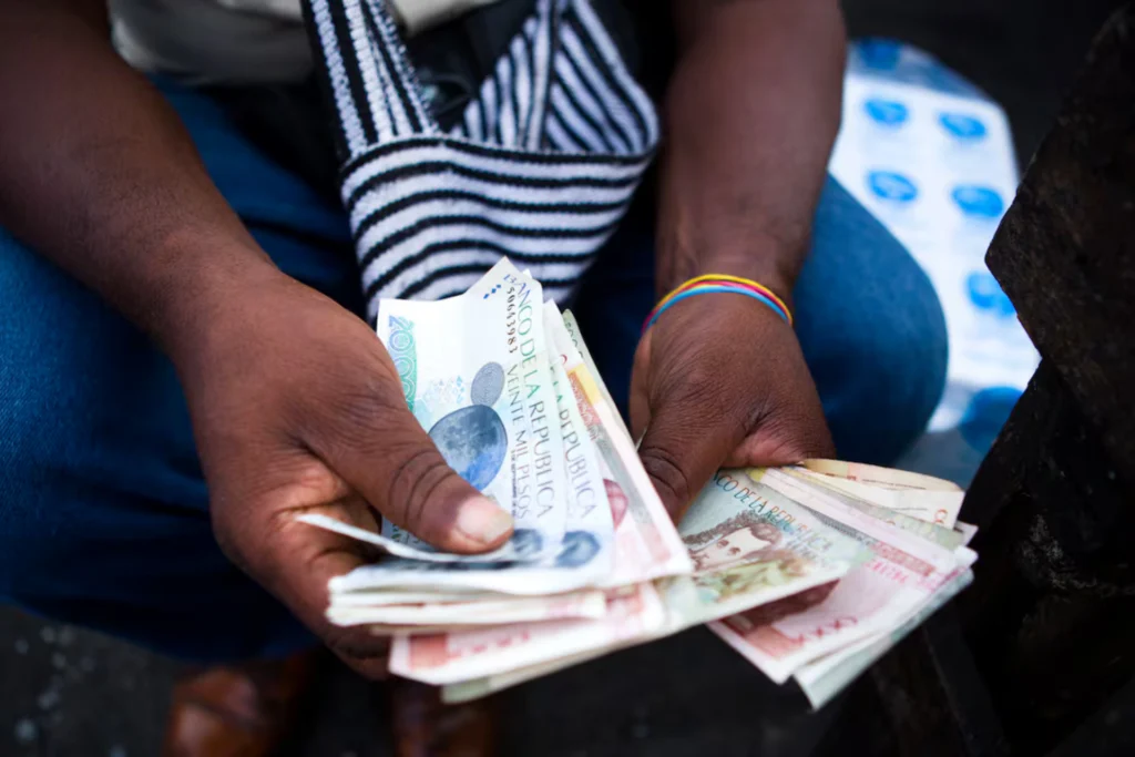 Manos de mujer sosteniendo dinero