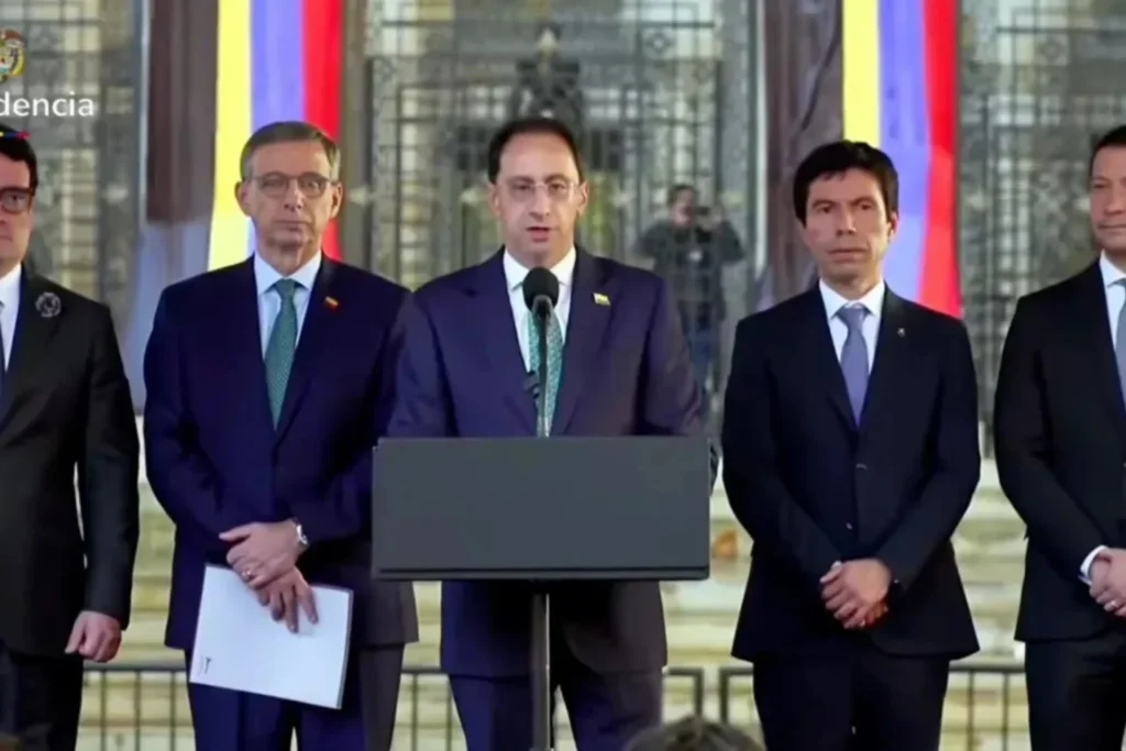 equipo de gobierno de pie frente a atril