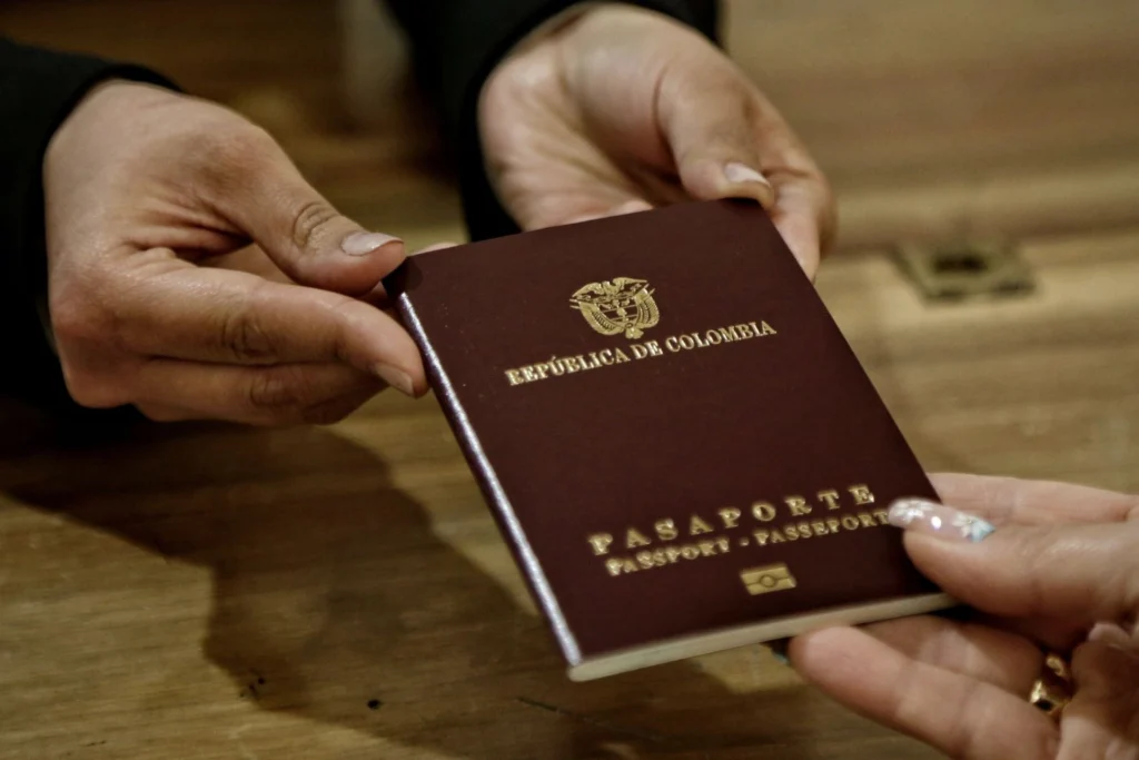 persona entregando pasaporte colombiano a otra