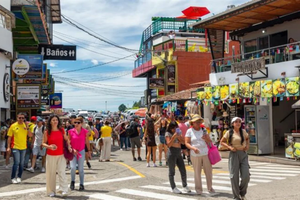 Puente festivo de noviembre en Colombia, qué deben revisar quienes planean viajar calles coloridas de Colombia con vacacionistas
