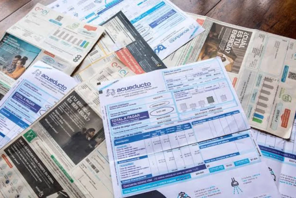 ¿Le llegó más cara la factura de luz, agua o gas? Así puede presentar un reclamo Varias facturas de luz, agua y gas desparramadas