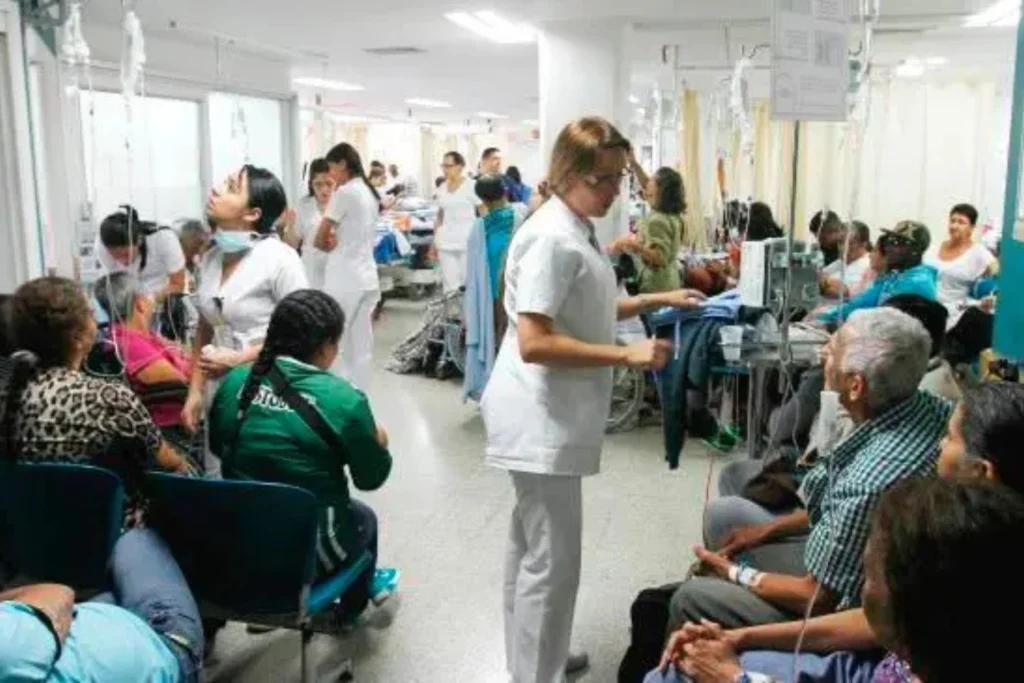 sala de hospital con pacientes esperando