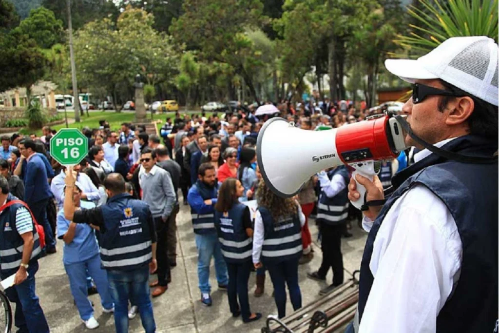 Hombre con megáfono guiando a la gente en simulacro